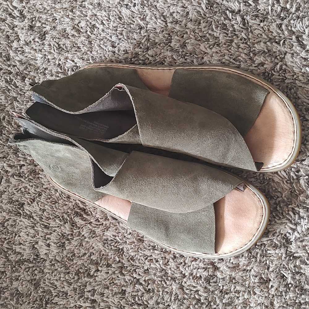 Born sandals